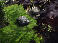 Laden Sie das Bild in den Galerie-Viewer, Husqvarna Automower 312V mit Garage