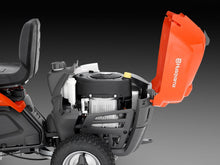 Laden Sie das Bild in den Galerie-Viewer, Husqvarna Frontmäher R 112C mit Mähdeck Combi 85