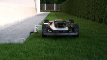 Laden Sie das Bild in den Galerie-Viewer, Sunseeker kabelloser Mähroboter X9 Plus für Sportplätze und Großflächen (mit Allradantrieb)